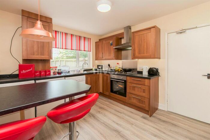 3 Bedroom Flat To Rent In Beadnell Place, Shieldfield, Newcastle Upon Tyne, NE2