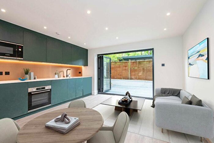 2 Bedroom Flat For Sale In Leighton Road, Kentish Town, NW5