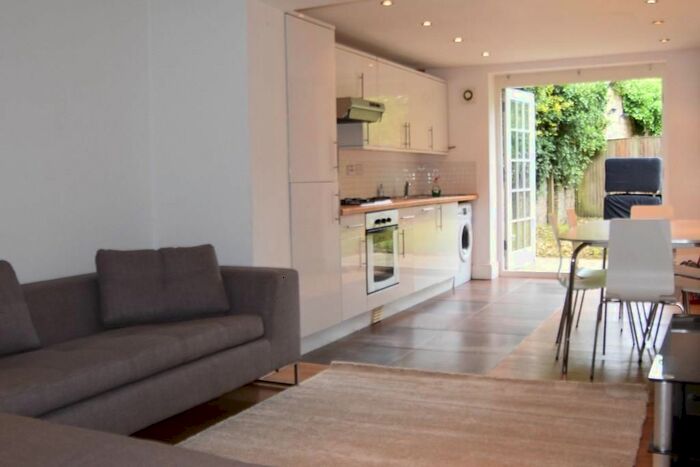 2 Bedroom Flat To Rent In Parkhurst Road, Islington, N7