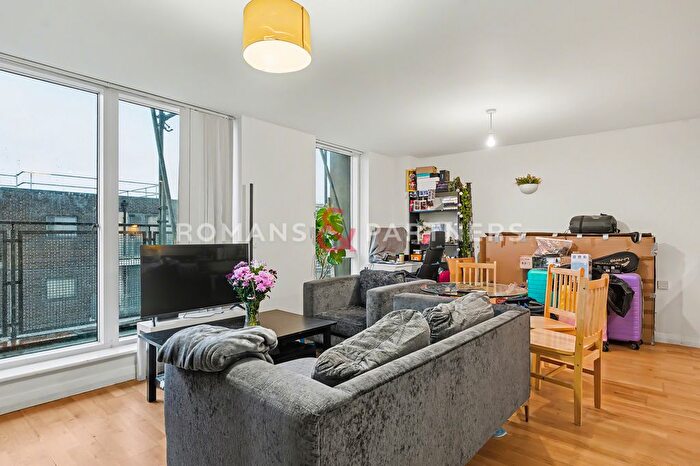 2 Bedroom Flat To Rent In Hallmark Court, Limehouse, E14