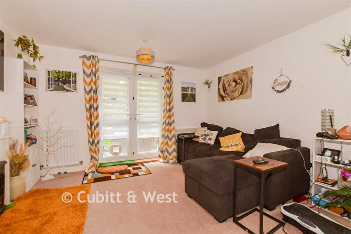 2 Bedroom Flat For Sale In Shetland Close, Cranleigh, Surrey, GU6