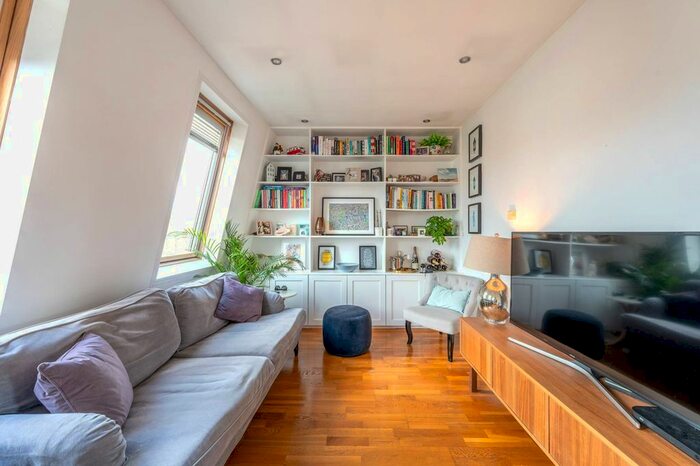 2 Bedroom Flat For Sale In Mitcham Lane, Furzedown, London, SW16