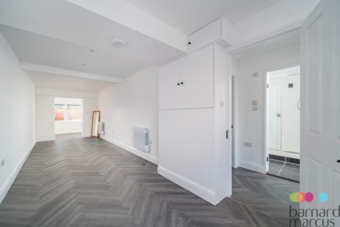 4 Bedroom Town House To Rent In Oxford Gardens, London, N20