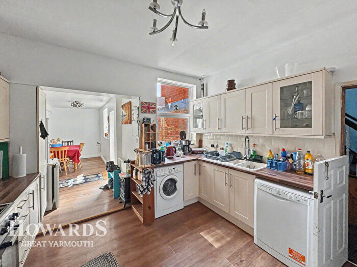 5 Bedroom Semi-Detached House For Sale In Caister Road, Great Yarmouth, NR30