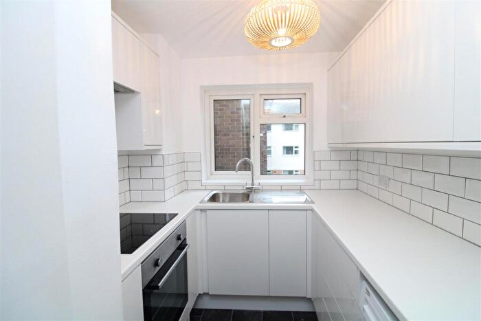 2 Bedroom Flat To Rent In Cliveden Close, Brighton, BN1