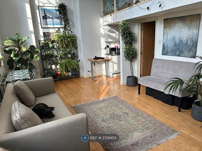 2 Bedroom Flat To Rent In Old School Sq, London, E14