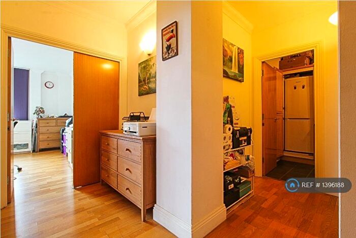 1 Bedroom Flat To Rent In Lanark Square, London, E14