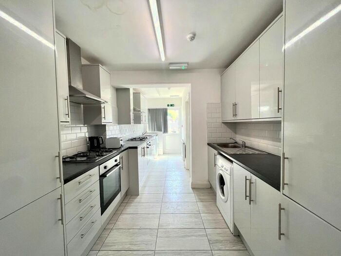 5 Bedroom Semi-Detached House To Rent In Corporation Ave, Hounslow, TW4