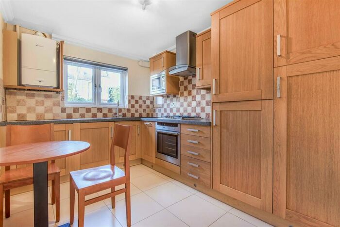 2 Bedroom Flat To Rent In Sheengate Gardens, East Sheen, SW14