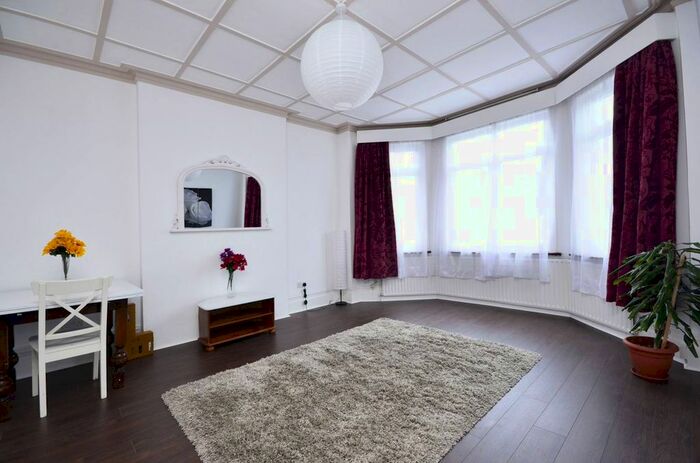 3 Bedroom Maisonette To Rent In Dollis Park, Finchley, London, N3