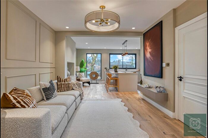 3 Bedroom Apartment For Sale In Fallow Court Avenue, London, N12