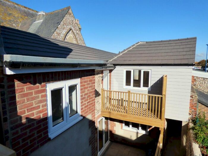 1 Bedroom Flat To Rent In High Street, Littlehampton, BN17
