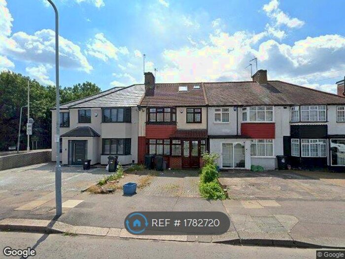 4 Bedroom Terraced House To Rent In The Glade, Ilford, IG5