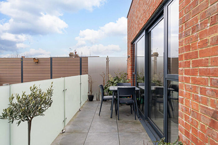 2 Bedroom Apartment For Sale In Tottenham Lane, Crouch End, N8