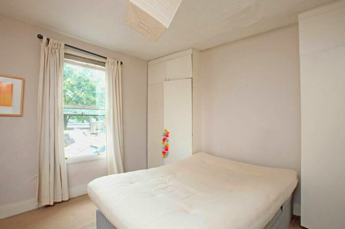 3 Bedroom Flat To Rent In Tooting Bec Road, Tooting, SW17