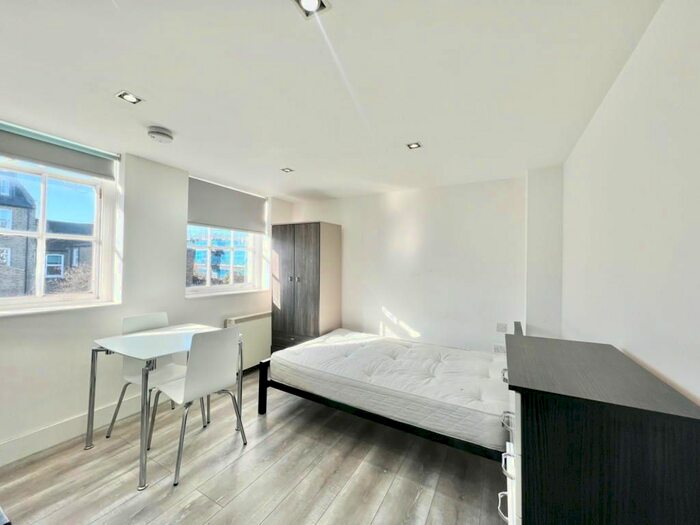 Studio To Rent In Kilburn High Road, London, NW6