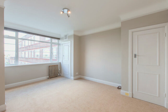 Studio To Rent In Du Cane Court, Balham High Road, London, SW17