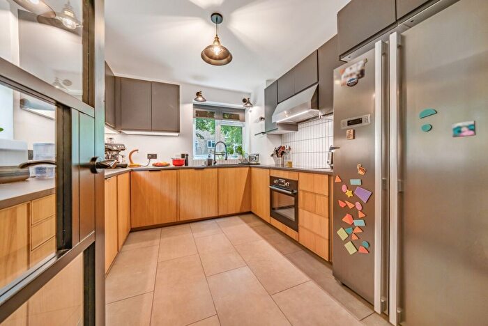 4 Bedroom Flat To Rent In Glen Albyn Road, London, SW19