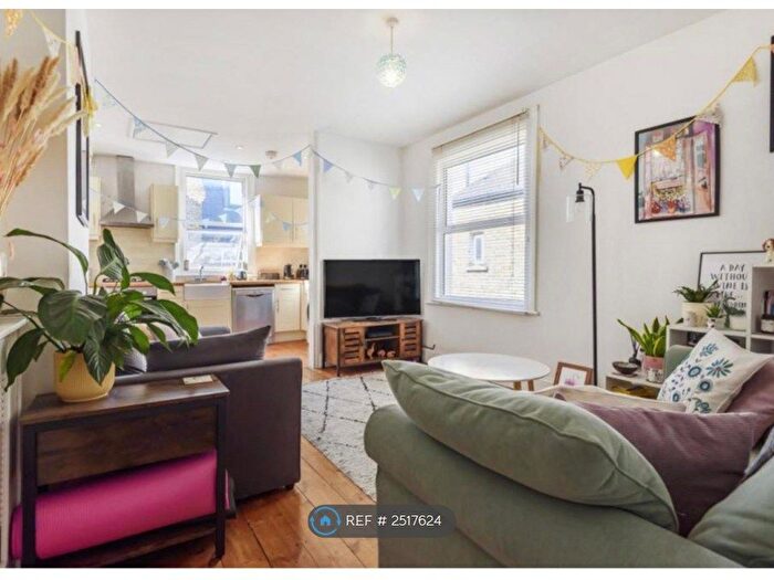 3 Bedroom Flat To Rent In Tooting, London, SW17