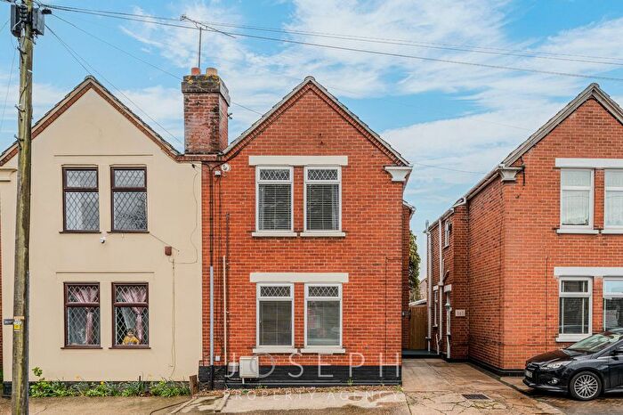 3 Bedroom Semi Detached House For Sale In Bramford Lane, Ipswich, IP1