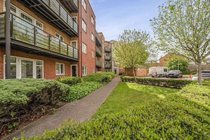 2 Bedroom Flat To Rent In The Parklands, Dunstable, Bedfordshire, LU5