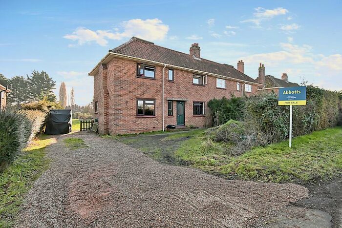 3 Bedroom Semi-Detached House For Sale In School Lane, Spooner Row, Wymondham, Norfolk, NR18