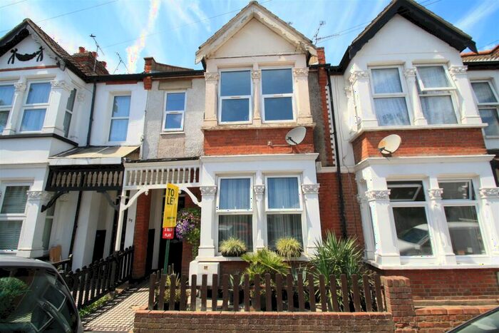2 Bedroom Flat To Rent In Beedell Avenue, Westcliff-On-Sea, SS0