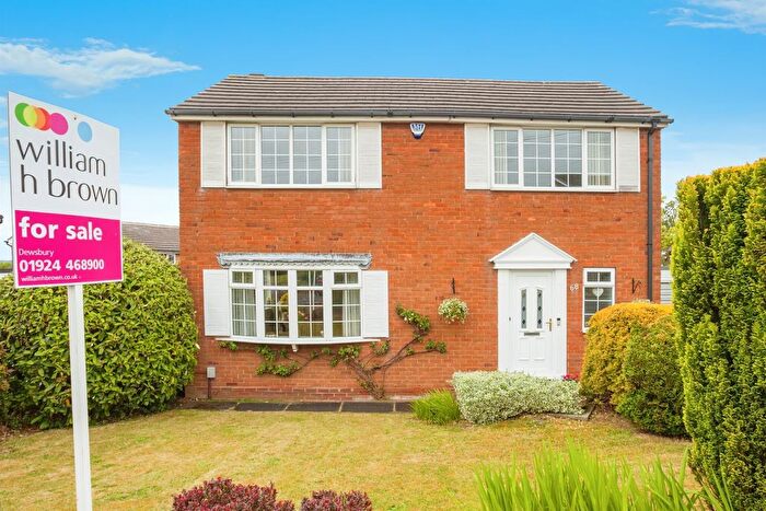 4 Bedroom Detached House For Sale In Henley Avenue, Dewsbury, WF12