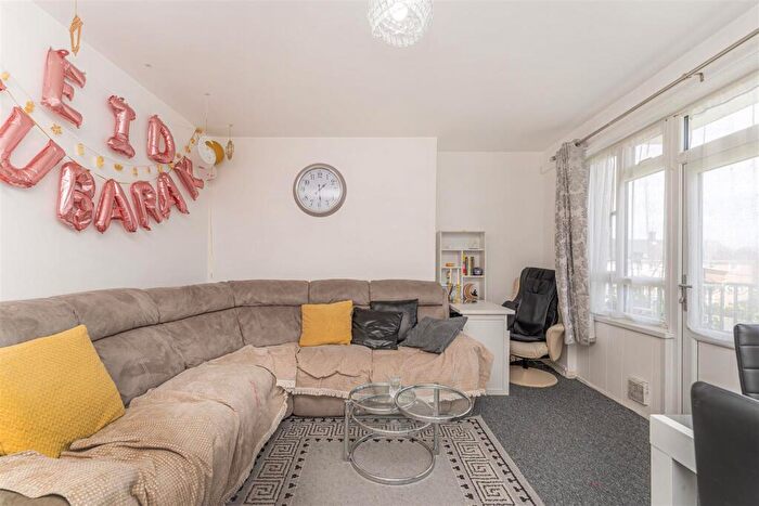3 Bedroom Flat For Sale In Bouvier Road, Enfield, EN3