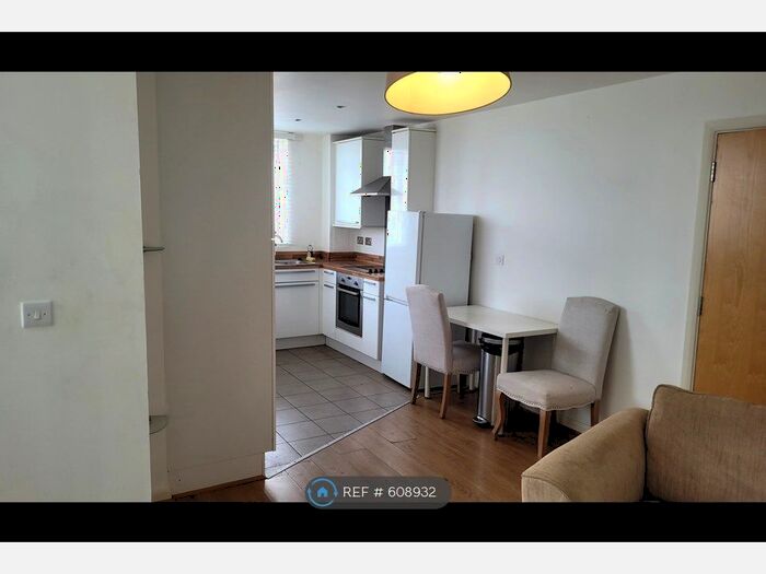 2 Bedroom Flat To Rent In Jantzen House, Brentford, TW8