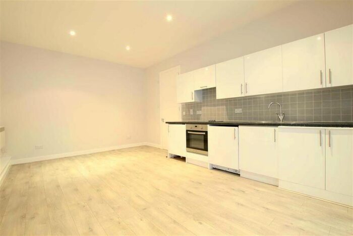 Flat To Rent In Gatesborough Street, Bishopsgate, EC2A