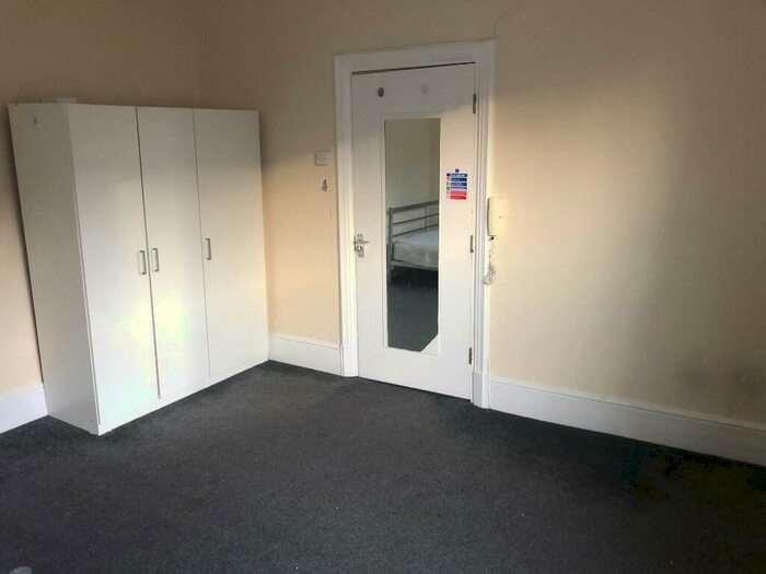 Studio To Rent In Rollins Street, London, SE15