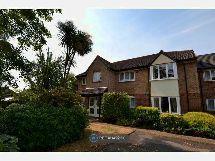1 Bedroom Flat To Rent In Shepperton Court, Shepperton, TW17