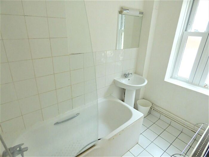 3 Bedroom Flat To Rent In Speakman House, Gibraltar Walk, London, E2