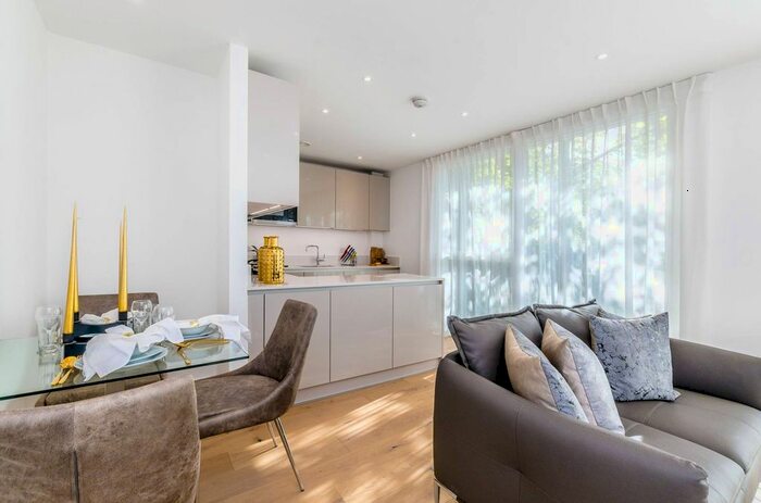 2 Bedroom Flat To Rent In Rochester Place, Camden, London, NW1