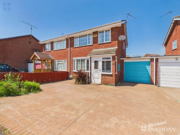 3 Bedroom Semi-Detached House For Sale In Ramworth Way, Aylesbury, HP21