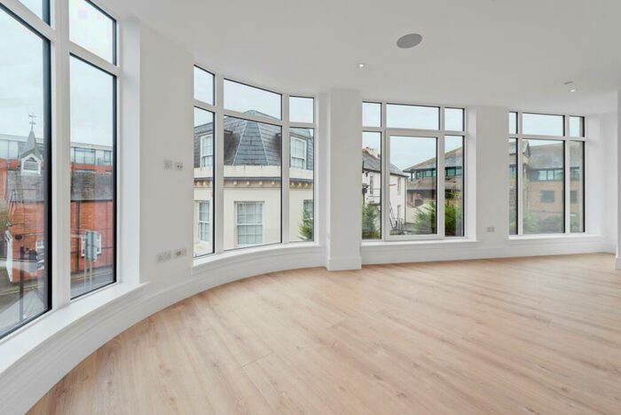 Apartment To Rent In - Pycroft Road Chertsey, KT16