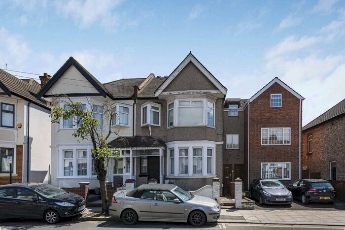3 Bedroom Flat To Rent In Drayton Bridge Road, London, W7