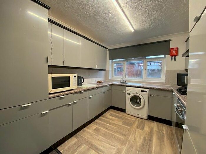 4 Bedroom Semi-Detached House To Rent In Addington Road, Croydon, CR0