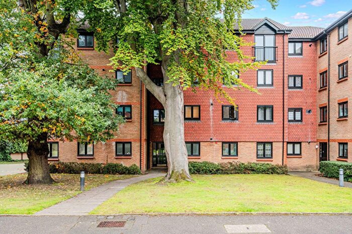 2 Bedroom Flat To Rent In Adams Close, Surbiton, KT5
