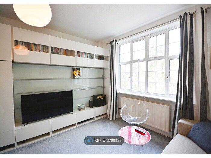 Studio To Rent In Kenton Court, London, W14