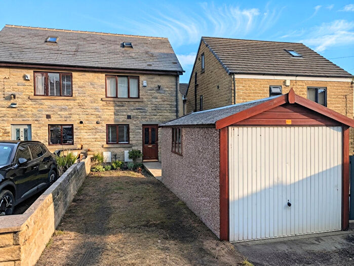 3 Bedroom Town House For Sale In Earl Terrace, Ovenden, Halifax, HX3