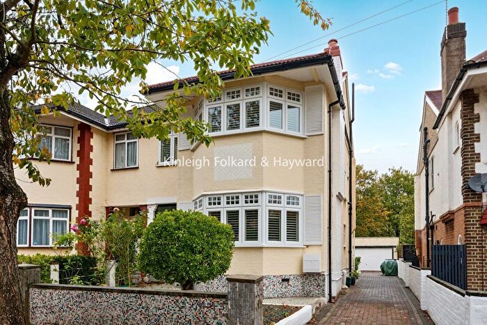 4 Bedroom Semi-detached House For Sale In Gordon Road, Bounds Green, London, N11