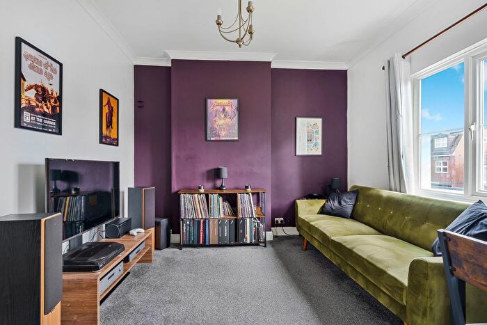 2 Bedroom Flat For Sale In Gresham Road, Surrey, Staines-Upon-Thames, TW18