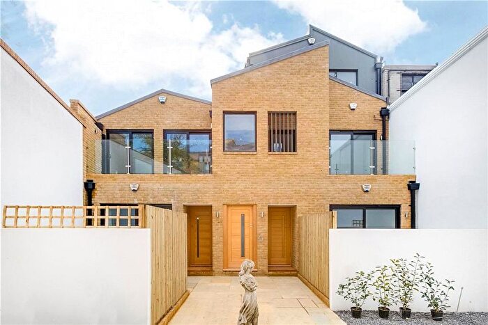 1 Bedroom Maisonette To Rent In Gayford Road, London, W12