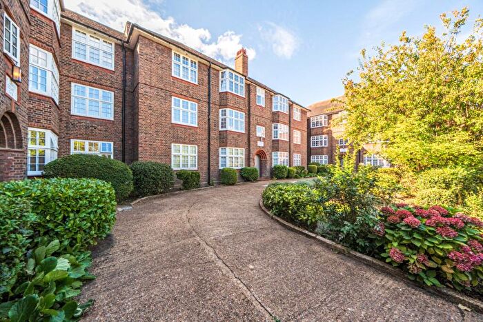 3 Bedroom Flat For Sale In Grove Crescent, Kingston Upon Thames, Surrey, KT1