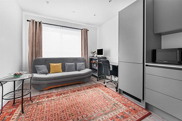 1 Bedroom Flat For Sale In Cherry Tree Road, Watford, Hertfordshire, WD24