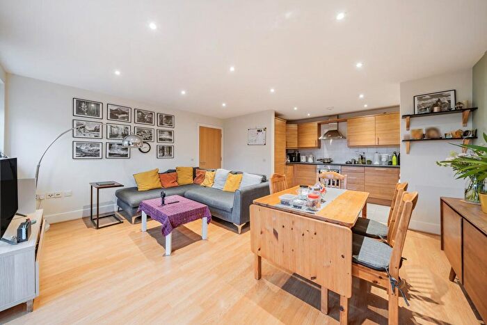 2 Bedroom Flat For Sale In Larkhall Lane, Clapham, London, SW4