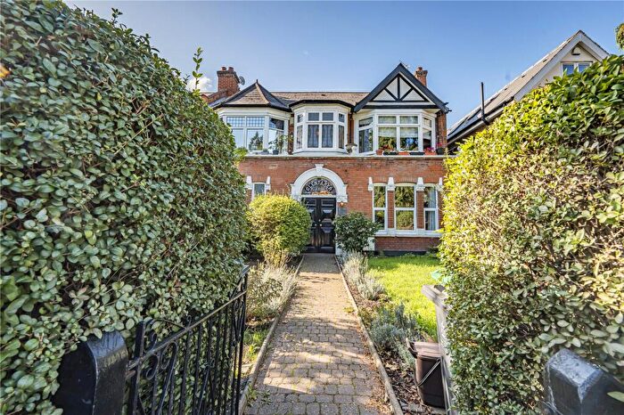 2 Bedroom Flat For Sale In Kingston Road, New Malden, KT3