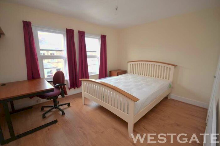 4 Bedroom Terraced House To Rent In Pitcroft Avenue, Reading, RG6